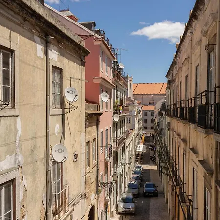 Group-friendly In The Heart Of Bairro Alto Apartment